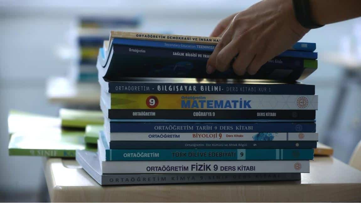 DERS KİTAPLARININ DAĞITIMI YAPILDI